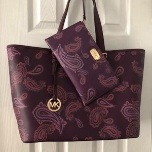 Authentic Michael kors handbag with wristlet